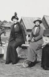 Maria Evgenyevna Golovina, secretária da direita de Rasputin e Julia Alexandrovna Den, 1912-1913