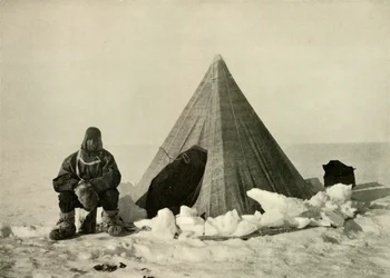 Marshall Outside a Tent, no acampamento, c1908, 1909.