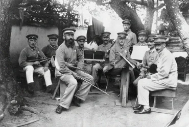 Membros de uma orquestra alemã do campo de prisioneiros de guerra Bando na província de Tokushima, c. 1917.