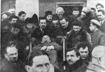 Membros do Comitê Central carregando o caixão de Lenin, 27 de janeiro de 1924