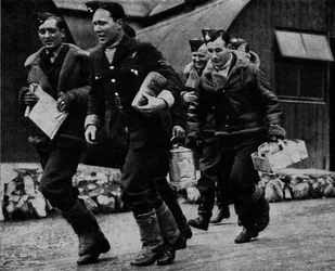 Membros da RAF prontos para a ação durante a Segunda Guerra Mundial, c1940 1943