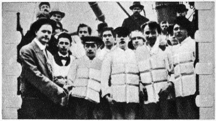 Membros da tripulação do Titanic em seus coletes salva-vidas, 1912