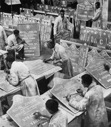 Homens no departamento de rodovias do RAC preparando sinais de trânsito, 1935