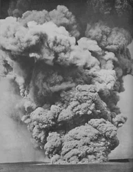Nuvem Mephitic arrotada adiante da boca de Kilauea, c1935