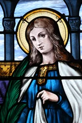 A igreja de Mezilles. Janela de vidro manchado. Sainte Eliane. França