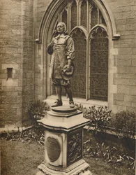 Estátua de Miltons fora de seu próprio local de sepultamento na cidade, c1935.