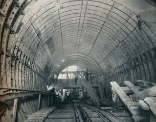 Emulação moderna de Piranesi: túnel rolante nº 3 na estação Piccadilly Circus, 1929