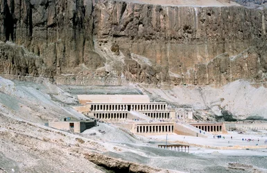 Templo mortuário da rainha Hatshepsut, Dayr al-Bahri, Egito, c1457 aC