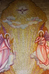 Mosaico na igreja Sacro Cuore di Gesu : anjos e fantasmas sagrados, Gallipoli, Italie