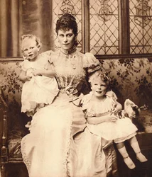 Mãe e filhos, c1899 1935