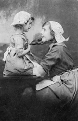 Mãe e filha, início do século XX