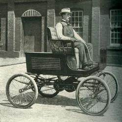 Automóvel equipado com a nova bateria de armazenamento, 1902.