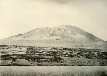 Monte Erebus ... A Velha Cratera à Esquerda, c1908, 1909.