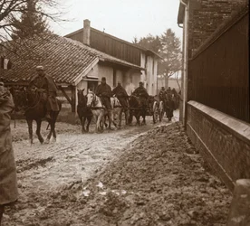 Soldados franceses montados com artilharia, c1914-c1918