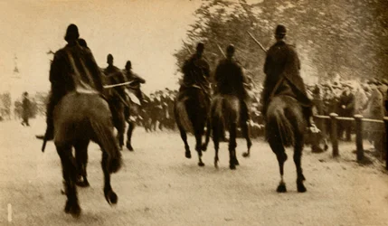 Manifestantes montados que carregam bastões da polícia, protestos de Means Test, Hyde Park, Londres, 1932, 1933.
