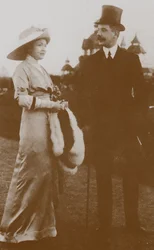 Moura Budberg com seu primeiro marido von Benckendorf na Corrida de Cavalos de Berlim, 1913