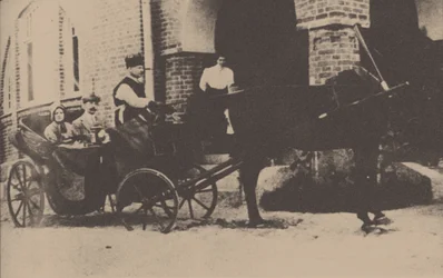 Moura Budberg com seu primeiro marido von Benckendorf em uma carruagem em sua propriedade na Estônia, 1912