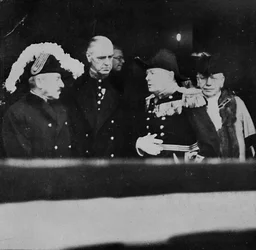 Sr. Churchill no Palácio de St. Jamess para uma reunião de Conselheiros Privados, 1936, 1945