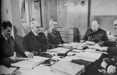 Churchill em uma conferência a bordo do navio, 1943-1944.