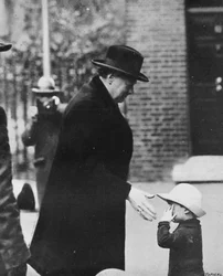 Sr. Churchill participando de uma reunião do Gabinete durante a Greve Geral em 1926, 1926, 1945
