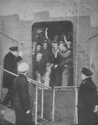 Churchill dá o V-Sign para animar os membros da tripulação dos navios, 1943-1944