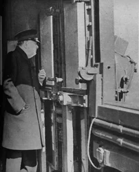 Churchill na ponte do navio de guerra, 1943-44
