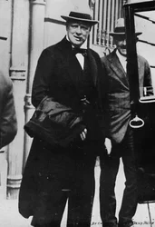 O Sr. Churchill foi à Conferência de Paz em Paris, 1919, 1945