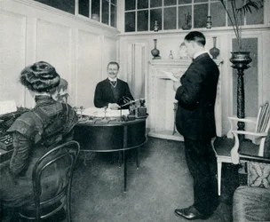 Sr. Sandow, Atendendo à Correspondência de Seus Dias, c1898