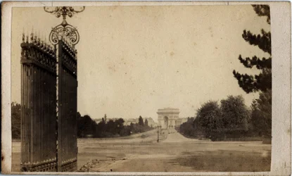 Município de Paris (1871): vista de Porte Maillot e do Arco do Triunfo. Fotografia anónima. Impressão em papelão Dim. 17x8 cm