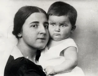Nadejda Allilueva, segunda mulher de Josef Estaline, e a filha de ambos, Svetlana Allilueva, 1927
