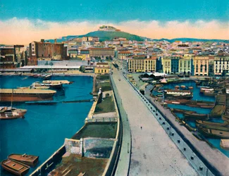 Nápoles - Via Molo Coronel Castel S. Elmo, c1900.