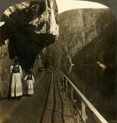 Prateleira de rocha estreita onde a estrada para Voring Falls passa as águas profundas do lago Oifjords, Noruega, c1905.