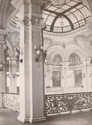 Biblioteca Nacional: um canto da galeria com vista para a sala de leitura pública, 1914