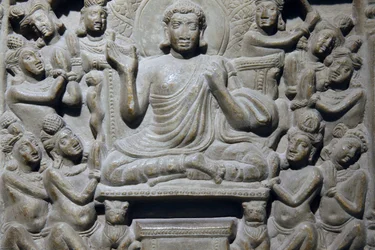 Museu Nacional, Nova Deli. Friso Ayaga representando cenas da vida de Buda e dos Jataka. Ikshvaku, século III d.C. Nagarjunakonda, Andhra Pradesh. Calcário acinzentado. Pormenor. Índia.