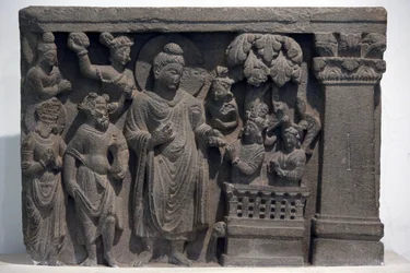 Museu Nacional, Nova Deli. Buda com Naga-Kalika. Gandhara, século II d.C. Pedra. Empréstimo do Mayo College Museum, Ajmer. Índia.