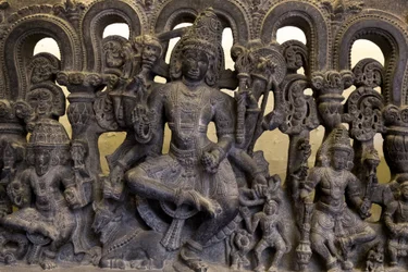 Museu Nacional, Nova Deli. Lintel representando a trindade (Brahma, Vixnu e Xiva). Kakatiya