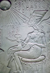 Nefertiti e duas de suas filhas