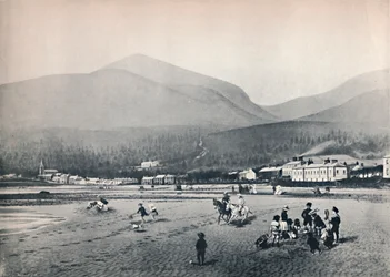 Newcastle, Co. Down. - The Strand, com Slieve Donard, 1895