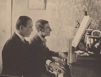 Nijinsky e Maurice Ravel ao piano tocando uma partitura de Daphnis e Chloe, 1912