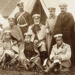 Nikolai Nikolaevich, príncipe Odoevsky-Maslov no meio com os oficiais da Guarda Vital Cava