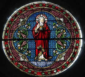 Igreja Colegiada Notre-Dame Saint-Lazare. Janela de vidro manchado. Deus. Avallon. França