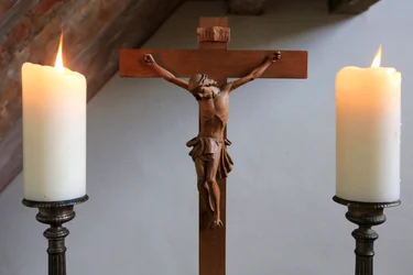Obersteinbach, Bas-Rhin, França, le 29/5/2014 - Velas e crucifixo. Templo Luterano.