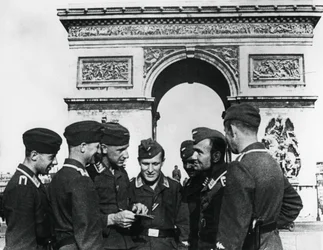 Ocupando tropas alemãs no Arco do Triunfo, Paris, junho de 1940