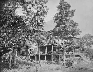 Cabana rústica de madeira velha, Lake Placid, Adirondacks, New York, c1897.
