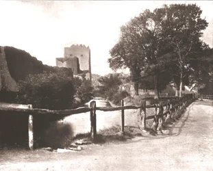 Fosso velho, castelo de Portchester, Hampshire, 1894.