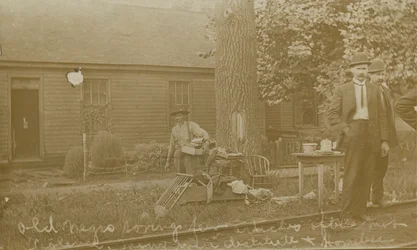 Um idoso salva alguns objectos após a violência da multidão. Muitos ficaram destituídos e sem casa", 1908.