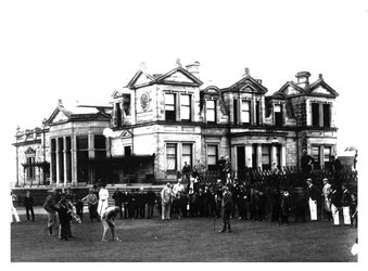 Velho Tom Morris do lado de fora do Old Course Clubhouse em St Andrews, na Escócia, c1900