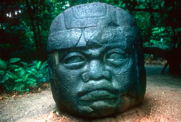 Cabeça esculpida olmeca de La Venta, pré-colombiana, América Central, 1150-800 aC