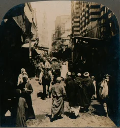 No El Choir, uma rua estreita no bairro do bazar árabe do Cairo, Egito, 1903