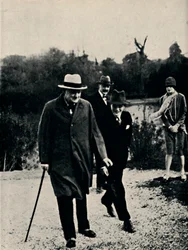 De férias com seu filho na Itália, 1920, 1945.